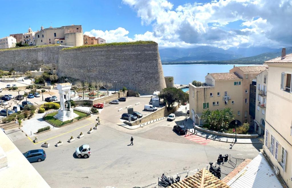 Hôtel où loger sans voiture à Calvi