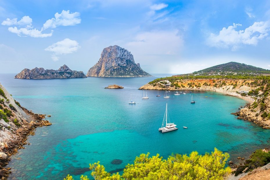 Ibiza sans voiture : Guide complet des zones où loger pour visiter l'île, profiter des plages ou des clubs et discothèques.