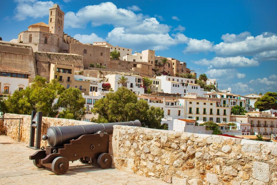 Visiter Ibiza en rayonnant à la journée