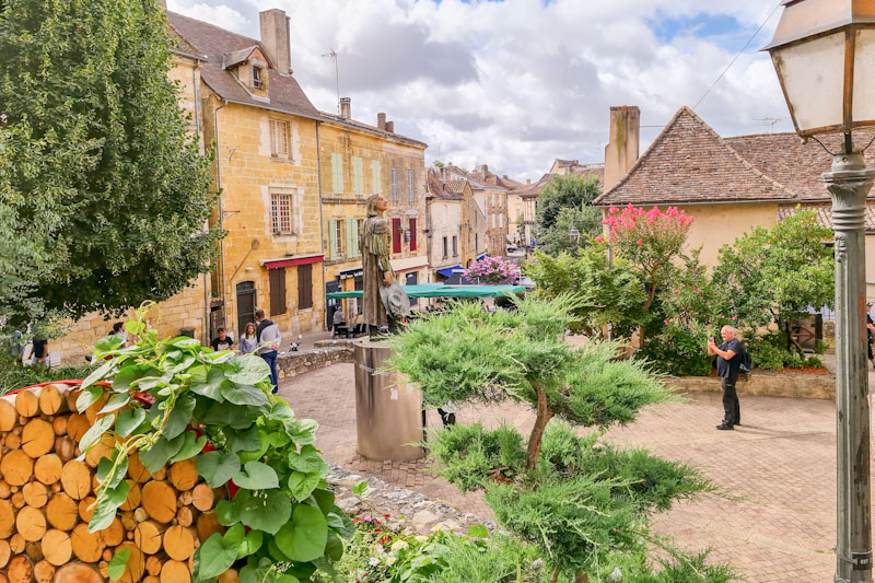 Place principale de Bergerac avec Cyrans de Bergerac